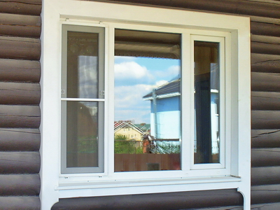Пластиковое окно в доме из бревенчатого сруба